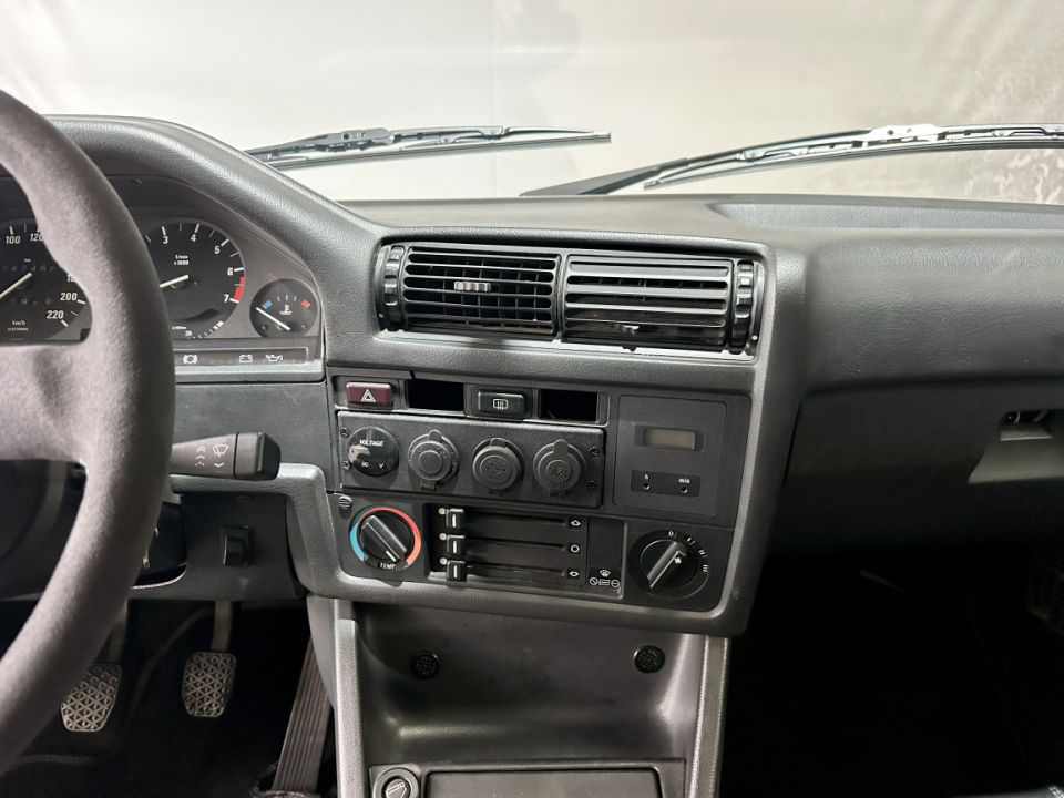BMW SERIE 3 E30 323i Coupé L6 2.3 150ch BVM5 - Le Hangar Bordelais - image 13