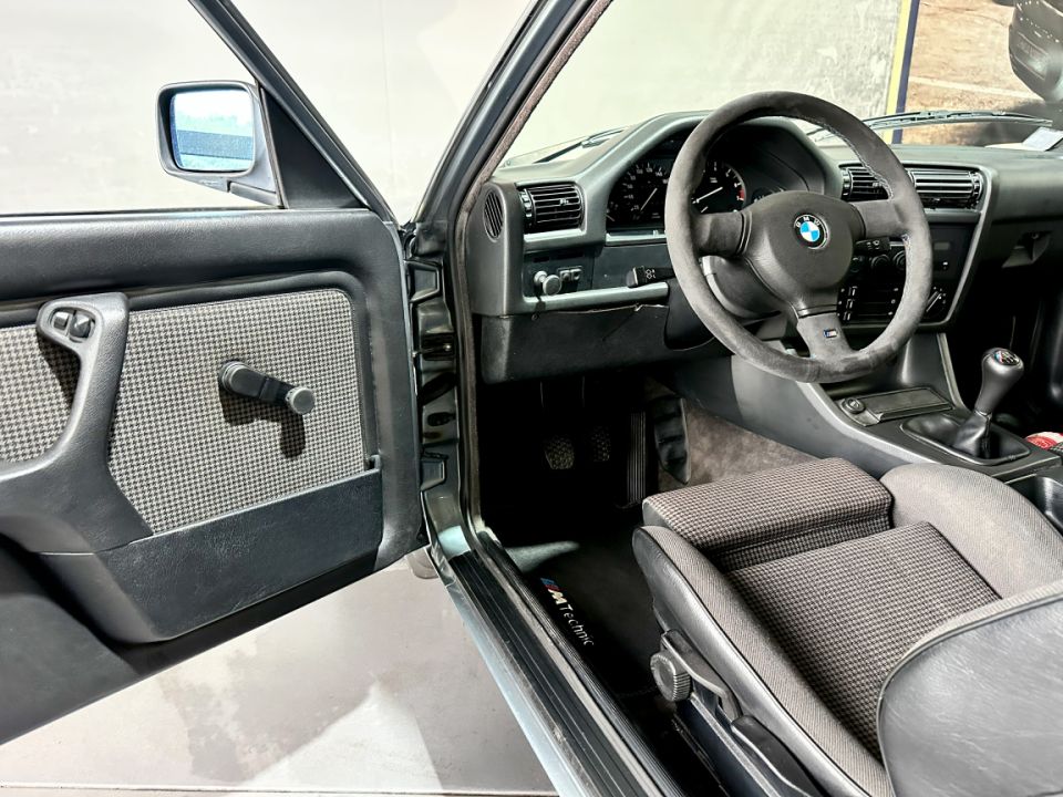 BMW SERIE 3 E30 323i Coupé L6 2.3 150ch BVM5 - Le Hangar Bordelais - image 17
