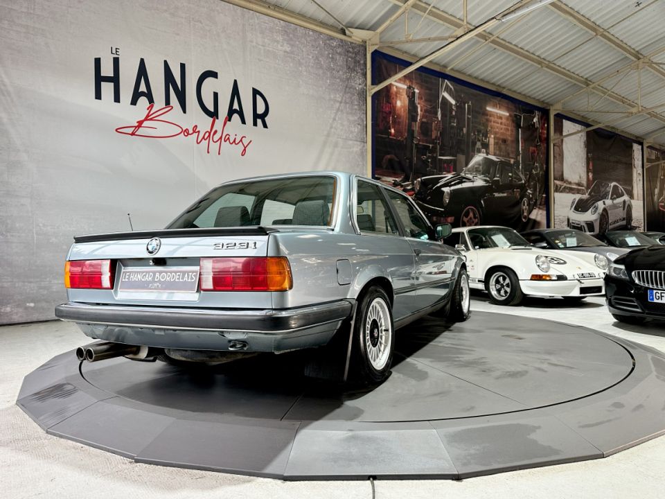 BMW SERIE 3 E30 323i Coupé L6 2.3 150ch BVM5 - Le Hangar Bordelais - image 19