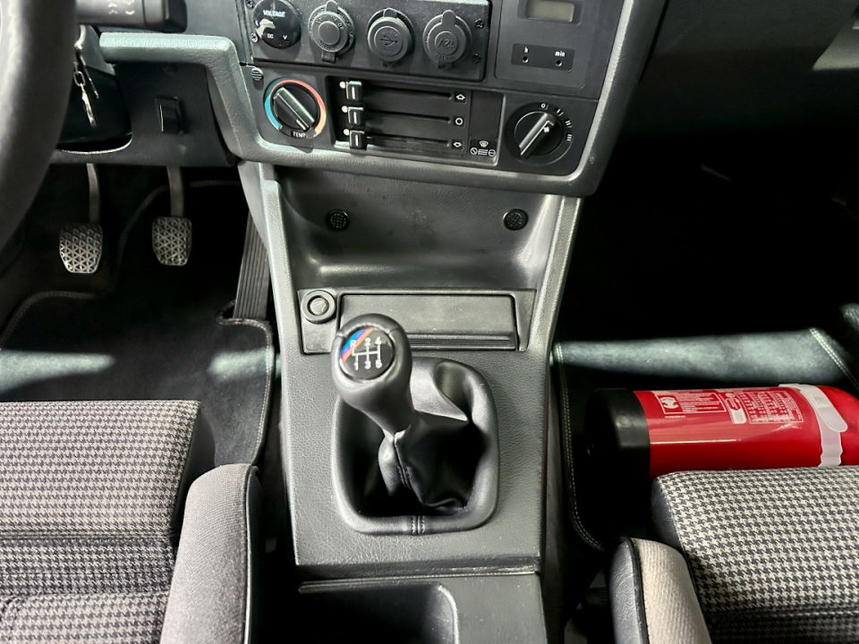 BMW SERIE 3 E30 323i Coupé L6 2.3 150ch BVM5 - Le Hangar Bordelais - image 21
