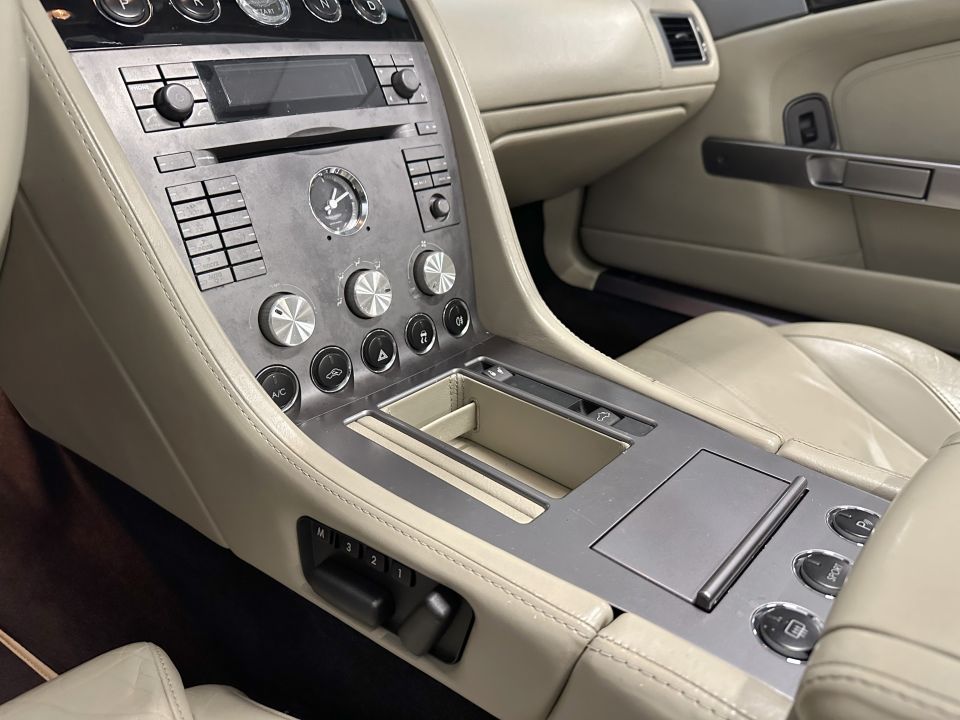 ASTON MARTIN DB9 Volante V12 6.0 455ch Touchtronic - Le Hangar Bordelais - image 16