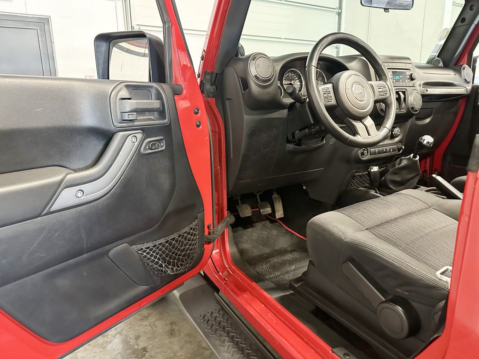 JEEP WRANGLER 2.8 CRD 200ch Sport BVM6 - Le Hangar Bordelais - image 17