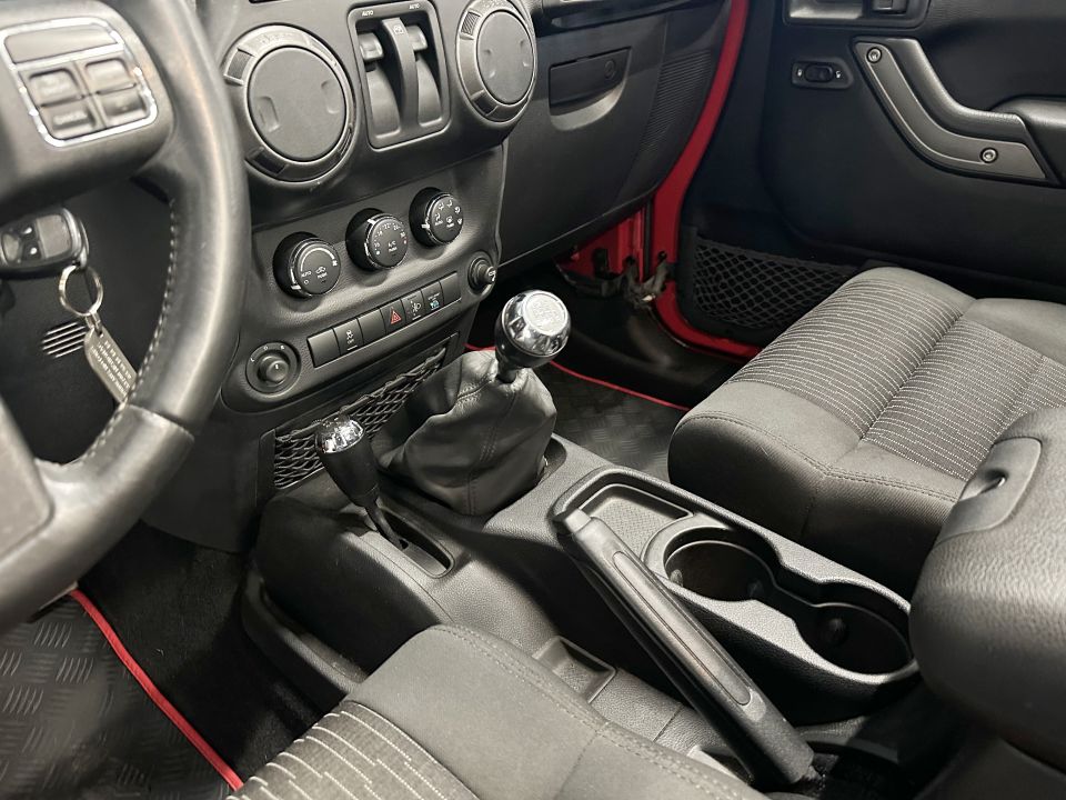 JEEP WRANGLER 2.8 CRD 200ch Sport BVM6 - Le Hangar Bordelais - image 16