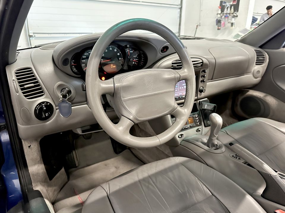 PORSCHE 911 Type 996 Carrera 4 Coupé 3.4 300ch BVM6 – Bleu Cobalt, cuir Gris Platine - image 1