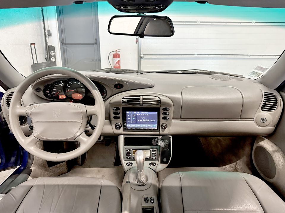 PORSCHE 911 Type 996 Carrera 4 Coupé 3.4 300ch BVM6 – Bleu Cobalt, cuir Gris Platine - image 9