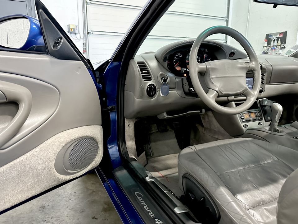 PORSCHE 911 Type 996 Carrera 4 Coupé 3.4 300ch BVM6 – Bleu Cobalt, cuir Gris Platine - image 17